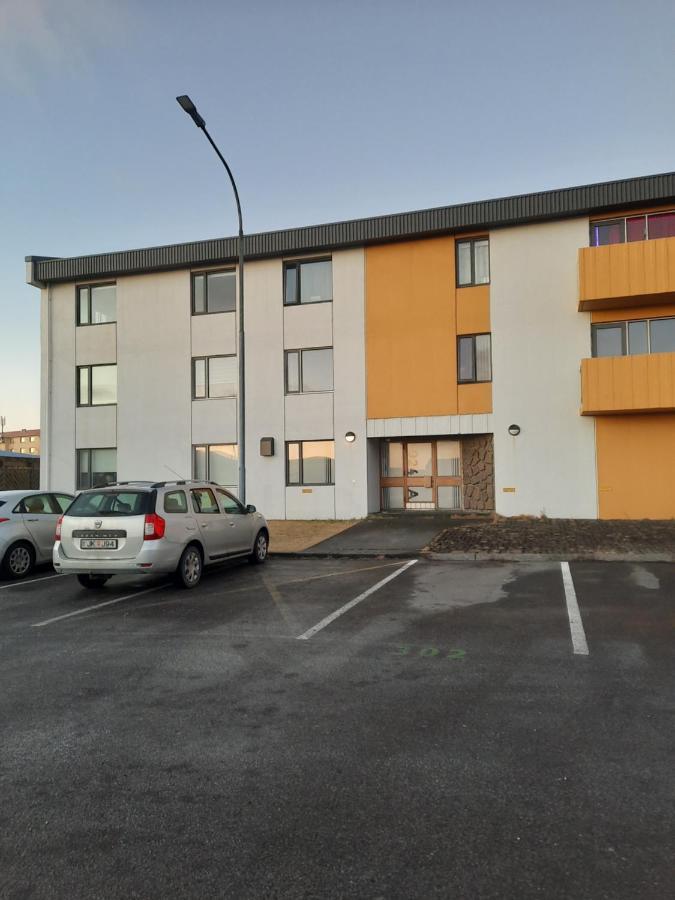 Apartment Near The Airport Njarthvik Eksteriør billede
